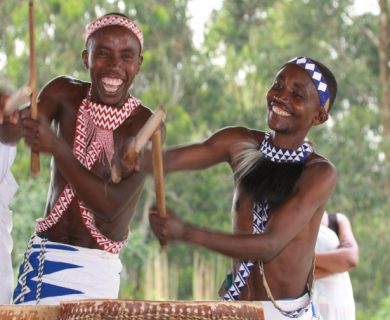 dansende mensen rwanda en oeganda