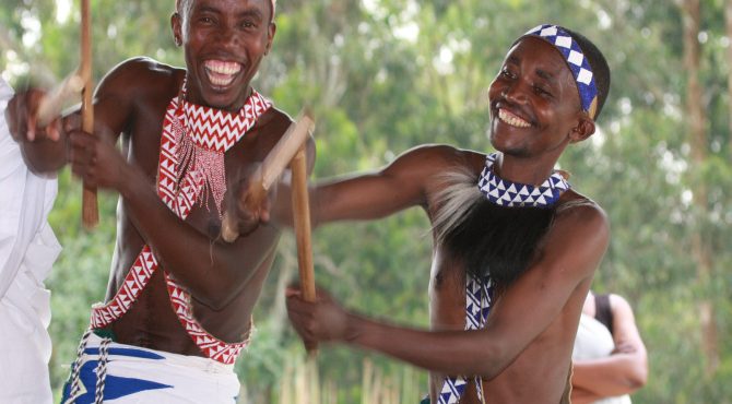 dansende mensen rwanda en oeganda