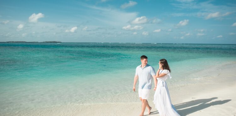 trouwen in het buitenland op het strand